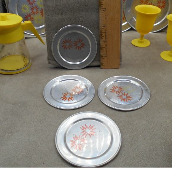 Vintage Aluminum Specialty Co./Chilton Yellow Coffee Pot, Tin Plates, & Cups - Picture 10 of 16